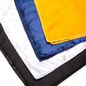 Κλασικό μαντήλι παρέλασης σατέν, τετράγωνο Χρώματα: Μπλε / Μπορντό / Σιελ / Κόκκινο / Μαύρο / Λευκό / Μπλε ρουά / Ροζ (χρώμα επιλογής σας κατά παραγγελία) Συνδυάζεται με γραβάτα Διατίθεται συσκευασμένο